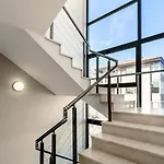 луксозна триетажна къща в центъра на *