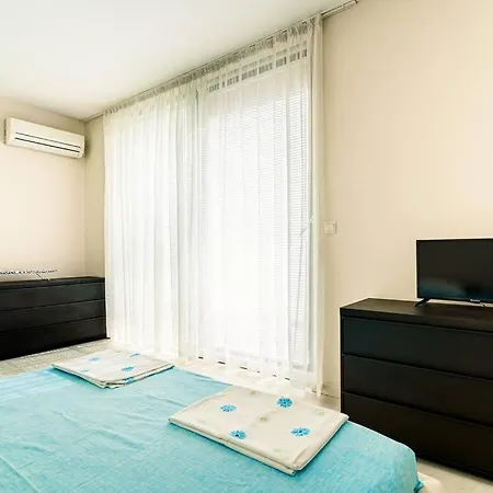 луксозна триетажна къща в центъра на 프리모르스코