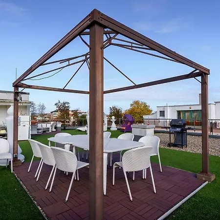 Луксозна вила луксозна триетажна къща в центъра на Приморско