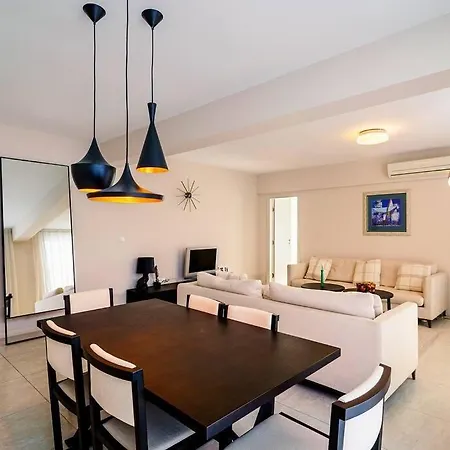 луксозна триетажна къща в центъра на Луксозна вила Приморско