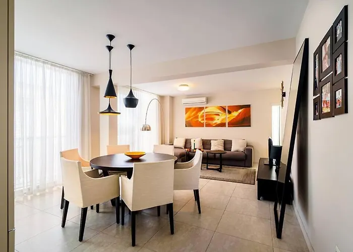 Луксозна вила луксозна триетажна къща в центъра на *