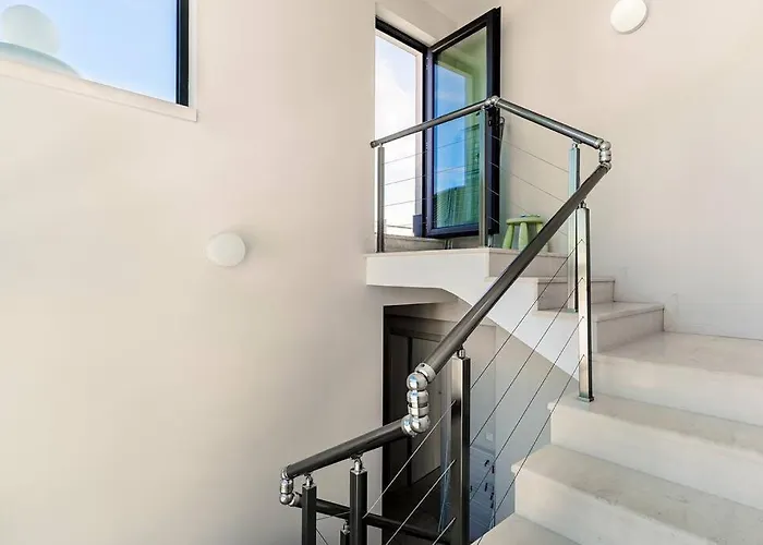 Луксозна вила луксозна триетажна къща в центъра на Приморско