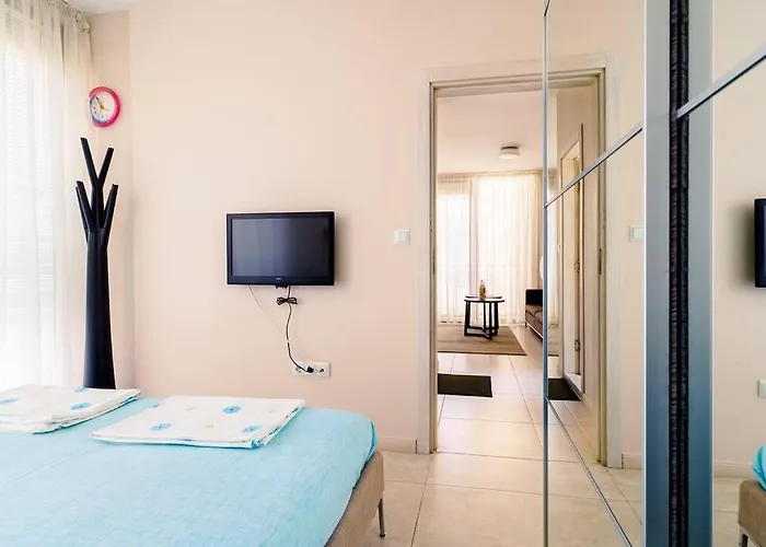 луксозна триетажна къща в центъра на Луксозна вила *