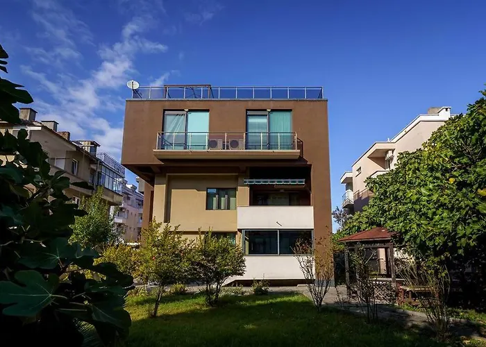 Луксозна вила луксозна триетажна къща в центъра на *