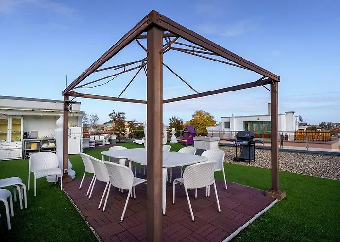 Луксозна вила луксозна триетажна къща в центъра на Приморско