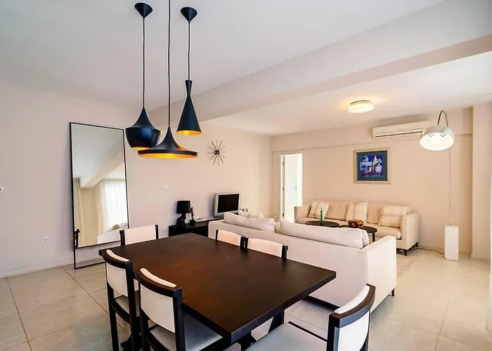 луксозна триетажна къща в центъра на Луксозна вила Приморско