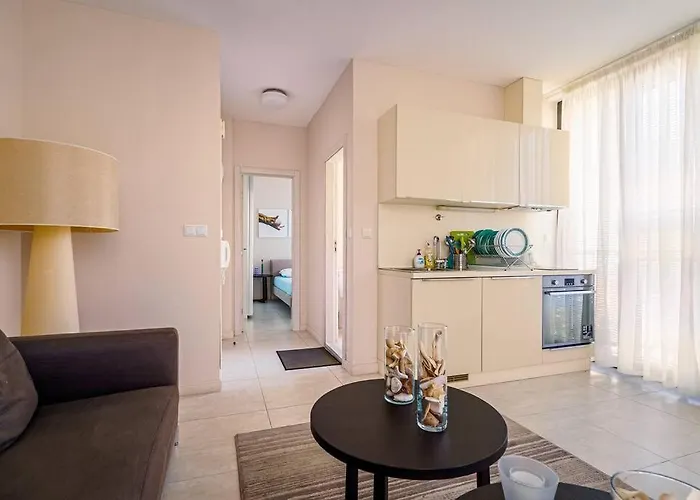 луксозна триетажна къща в центъра на Луксозна вила Приморско