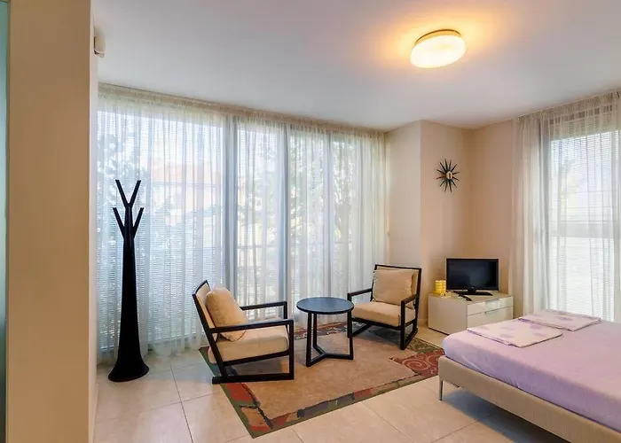 Луксозна вила луксозна триетажна къща в центъра на