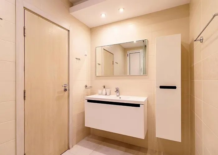 Луксозна вила луксозна триетажна къща в центъра на *