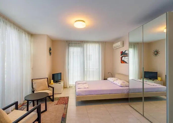 Луксозна вила луксозна триетажна къща в центъра на