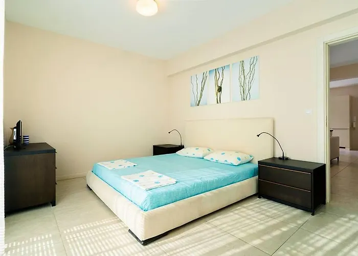 луксозна триетажна къща в центъра на *