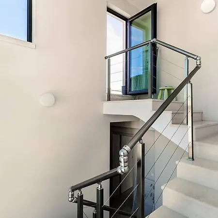 Willa луксозна триетажна къща в центъра на Primorsko