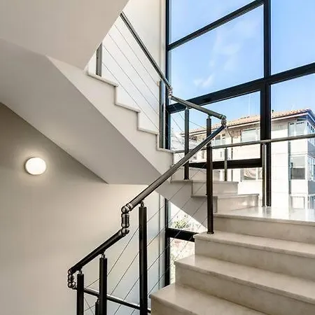 луксозна триетажна къща в центъра на *