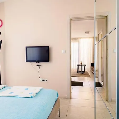 луксозна триетажна къща в центъра на Willa *