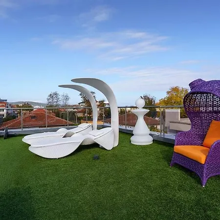 Villa луксозна триетажна къща в центъра на Primorsko