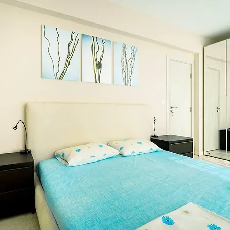 луксозна триетажна къща в центъра на * Primorsko