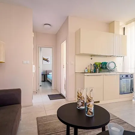 луксозна триетажна къща в центъра на Willa Primorsko