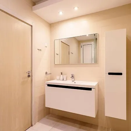 Willa луксозна триетажна къща в центъра на *