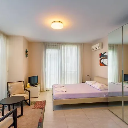 Willa луксозна триетажна къща в центъра на