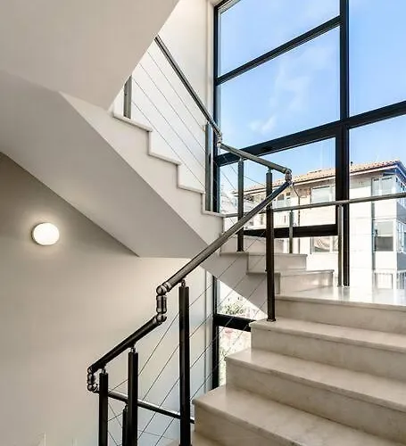 луксозна триетажна къща в центъра на *