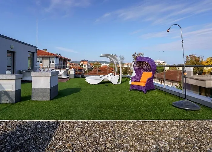 Вилла луксозна триетажна къща в центъра на