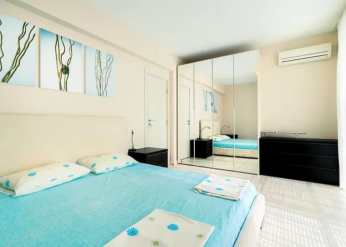 Villa луксозна триетажна къща в центъра на Primorsko