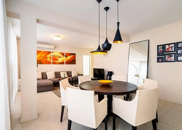 луксозна триетажна къща в центъра на Приморско