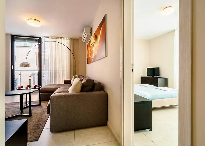 Вилла луксозна триетажна къща в центъра на Приморско